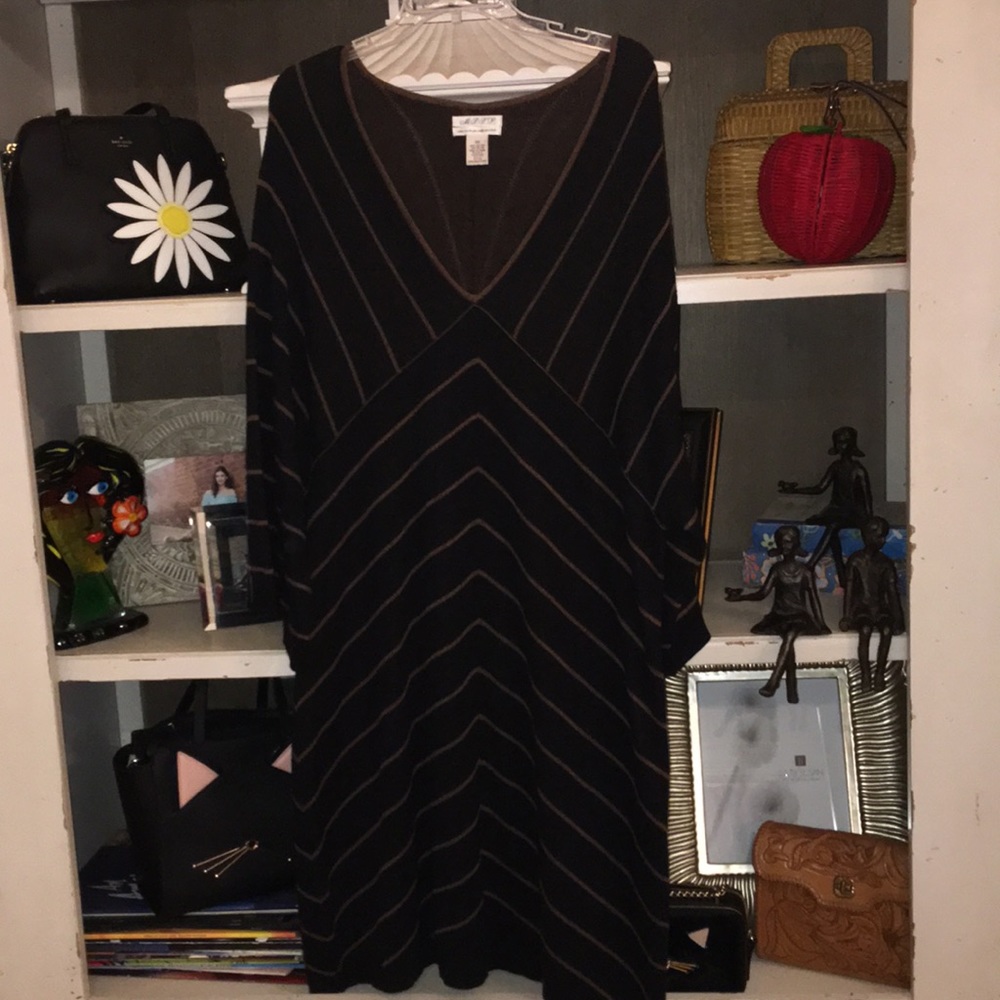 Relaxed V-Neck Long Sleeve Knit Dress - Black with Brown Stripe